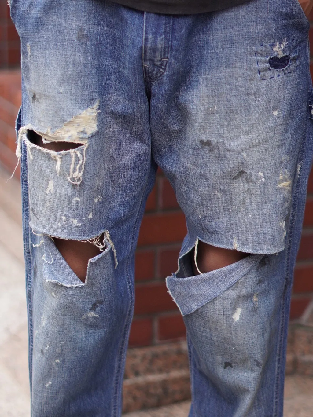 SAINT Mxxxxxx SAINT_DENIM PANTS/PAINTER /BLUE Logging trousers with knife-cut holes and splashed ink. Patch jeans. Blue S-XL. All accessories are molded and customized. Super heavy work. Washed and distressed. Knife-cut holes. Artificial splashed ink graffiti. Authentic version. Loose and stylish.